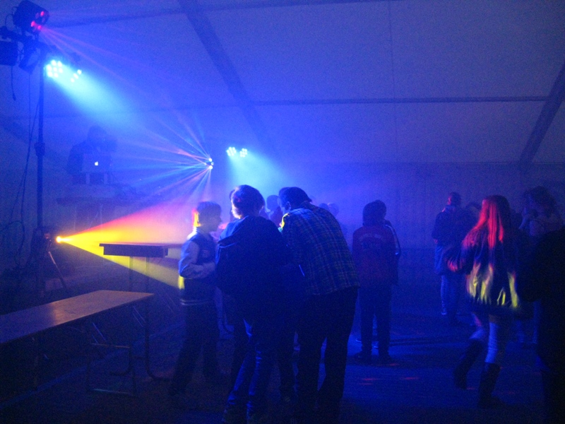 Ausgelassene Stimmung bei der Jugenddisco auf der Polcher Kirmes